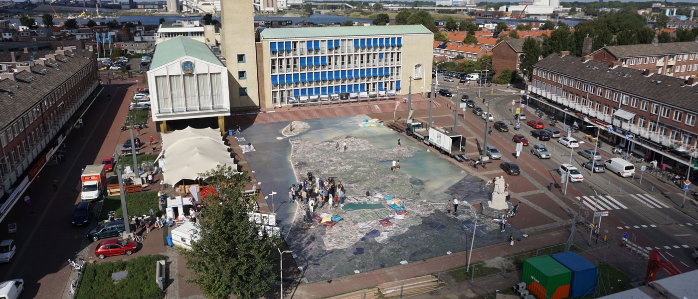 Reuzenkaart OVERMOOI op Plein 1945 in IJmuiden Velsen